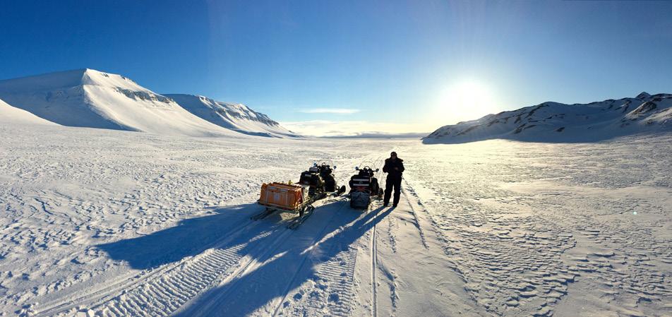 Foto: Ståle Nylund SIKKERHET I FELT PÅ SVALBARD Denne brosjyren vil gi deg en oversikt over de viktigste sikkerhetsfaktorene du må ta hensyn til når du ferdes i felt på Svalbard.
