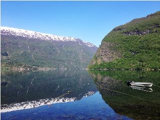 Unne seg et glass vin og gjerne en svele frister det? Finden Tar du sjøveien fra Framfjorden, ca. 20 km ut i Sognefjorden, vil du komme til den vakre, spektakulære og veiløse vesle bygda, Finden.