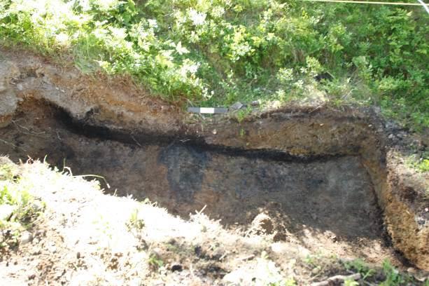 Deler av kullaget ble fjernet under fremrensingen, i et område hvor det var svært tynt. Dette skyltes en stor stein i undergrunnen. Det vises allikevel som et sammenhengende kullag i profilet.