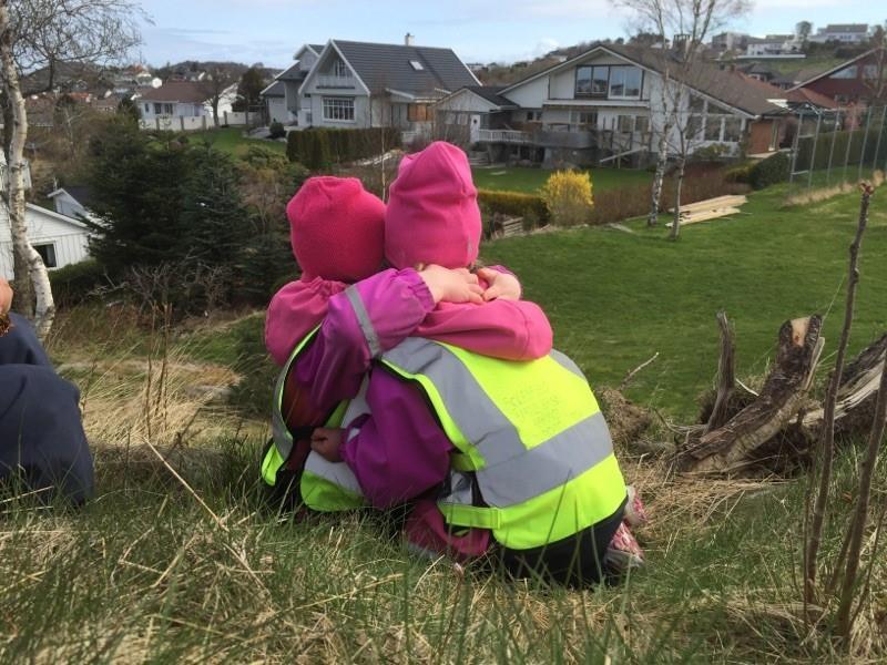 Omsorg Omsorg preger situasjonene i hverdagslivet vårt og er en forutsetning for barnas trygghet og trivsel, og for utvikling av empati og nestekjærlighet.