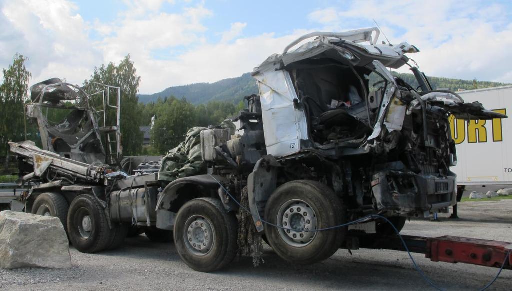 Statens havarikommisjon for transport Side 7 Figur 3: Betongbilen ble påført skader på høyre side og i front.