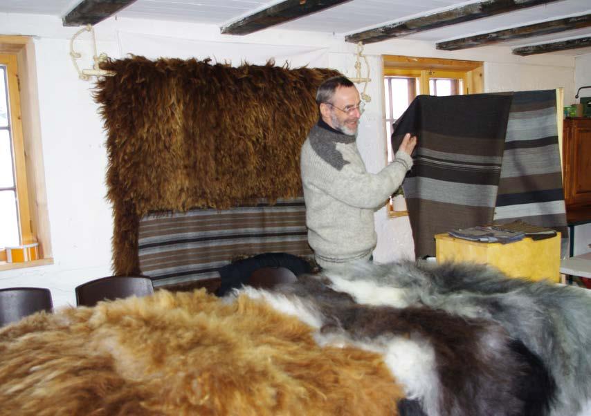 Saueavl og tekstile tradisjonar Ingulf Os er på plass med heimeproduserte skinnfellar og vevnadar i ull på Rørosmartnan i 2014.