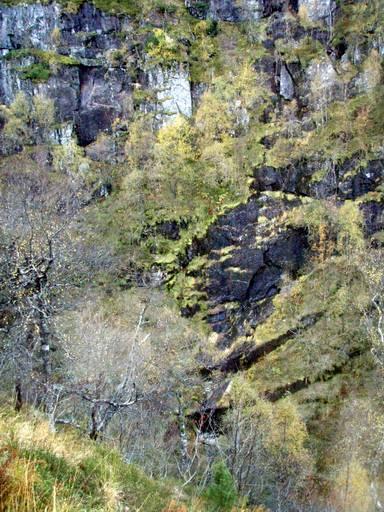 A: B: Figur 11. Djupedalen (lok. 100). A: Utilgjengelige bergvegger i bekkekløften. B: Trangt gjel i bekkekløftens nedre del. Foto: Olav Overvoll.