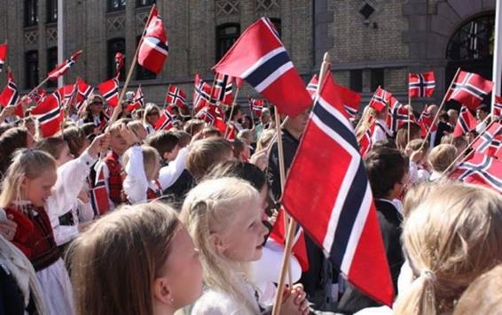 17 mai er Norges nasjonaldag, bursdagen til Norge Hvorfor feirer vi 17.mai? I 400 hundre år var Norge en del av Danmark.