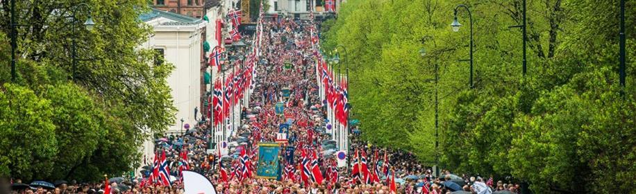 Disse bunadene var inspirert av folkedrakter som norske bønder brukte på 1800- tallet. 17. mai tog Det er mange barnetog på 17.mai. Skolebarna går i tog mens de vifter med norske flagg og synger sanger.