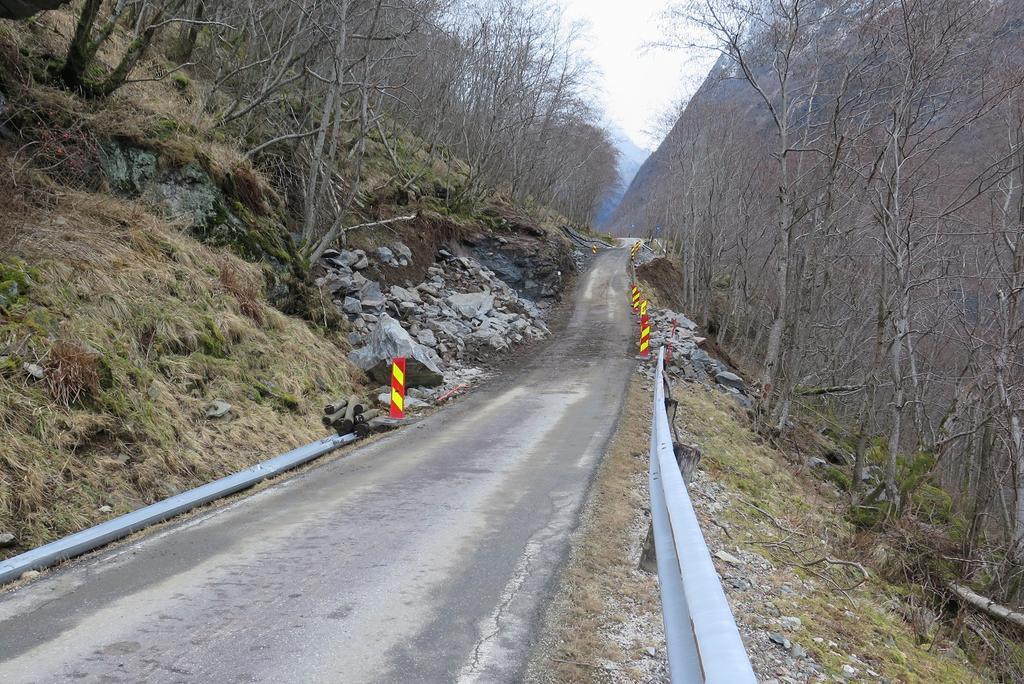 Det måtte blant anna byggast veg mot sjøen for å lage fot til muren. For å unngå desse inngrepa ned mot sjøen, har Statens vegvesen bestemt at dei vil skyta seg inn på fjellsida av vegen.