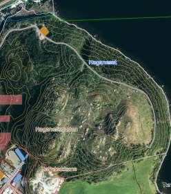 Samlet størrelse på arealet: Om lag 15-20 daa, Beskrivelse av området 21. Grunnforhold Fastmark, fjell, skog 22. Helningsgrad/solforhold - 23. Vegetasjon - 24. Topografi - 25.