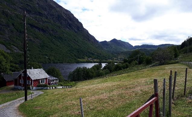 Dette er en svært kalkfattig, klar innsjø med et maksimaldyp på ca. 20 meter. I øst og sør stiger terrenget bratt opp fra vannet og her er det mye barskog.