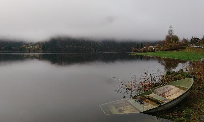 Veien krysser vannet ved Farsund, og her er det en egen vik som kalles Bergsvatnet før vannet renner videre i Jølstra ned mot Førde.