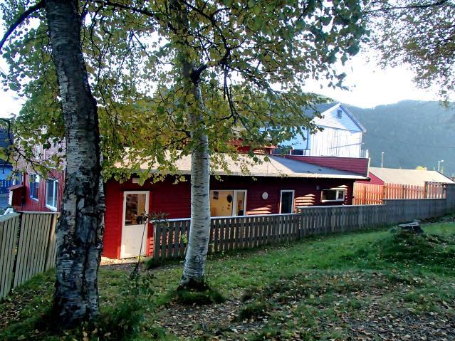 OM BARNEHAGEN Vågstranda barnehage ligg flott plassert mellom fjord og fjell i ytterkanten av Rauma kommune.