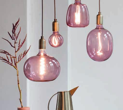 LED Colors Quartz Pink Colors serien leveres i 4 ulike farger, med ulike former. Hver farge skaper sin egen stemning, men lyset er det samme i alle variantene.