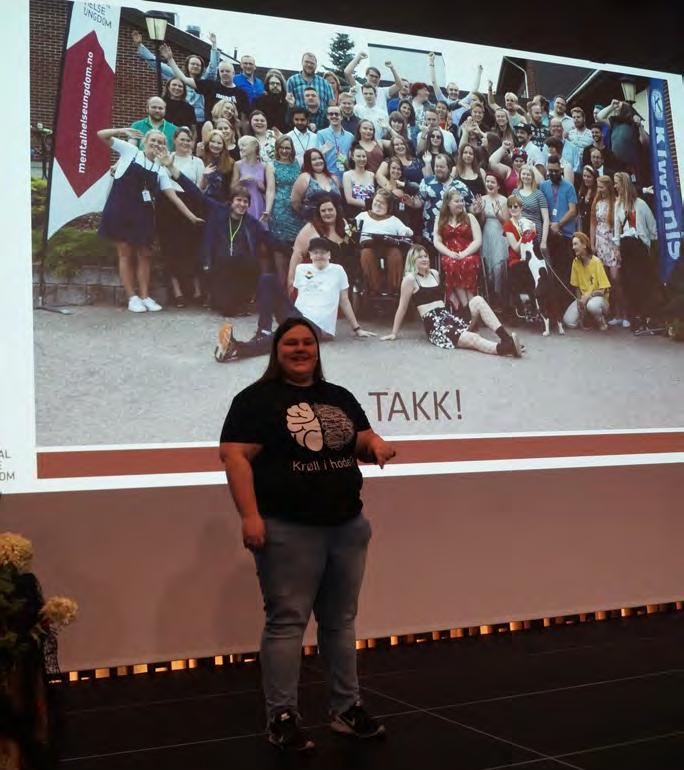 Begge holdt flotte innlegg på Konventet. Krøll i hodet står det på T-skjorten til Martine Antonsen i Mental Helse Ungdom. Når psyken ikke spiller på lag, kan det være godt å ha noe å se frem til.