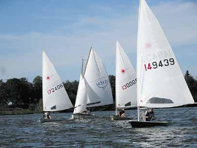 Dat waren de omstandigheden waarin de Watersport Vereniging Langeraar afgelopen zondag 2 wedstrijden zeilde, met 14 boten aan de start. Dat wil zeker niet zeggen, dat het allemaal vanzelf ging.