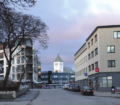 8 Rommet mellom bygningene er en viktig kvalitet i Svolvær. Både landskapet og kirka blir en større del av Svolvær gjennom mellomrommene i byen.