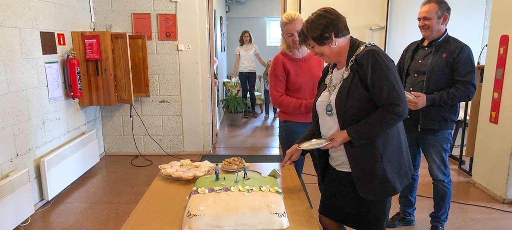 Etter kyrkjekaffien gjekk kyrkjelyden til den nye kyrkjegarden der sokneprest Bjarte Nese stod for sjølve vigslinga. Rune Landro deltok på saksofon og Eva Karin Langeland leste frå Guds ord.