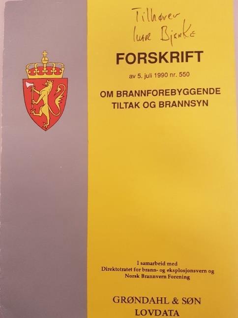 Litt historie, forskrift om brannforebyggende tiltak og brannsyn fra 5.7 1990: Eier av bygg kan ikke fraskrive seg sitt ansvar for bygget Krav om intern brannvernorganisasjon.