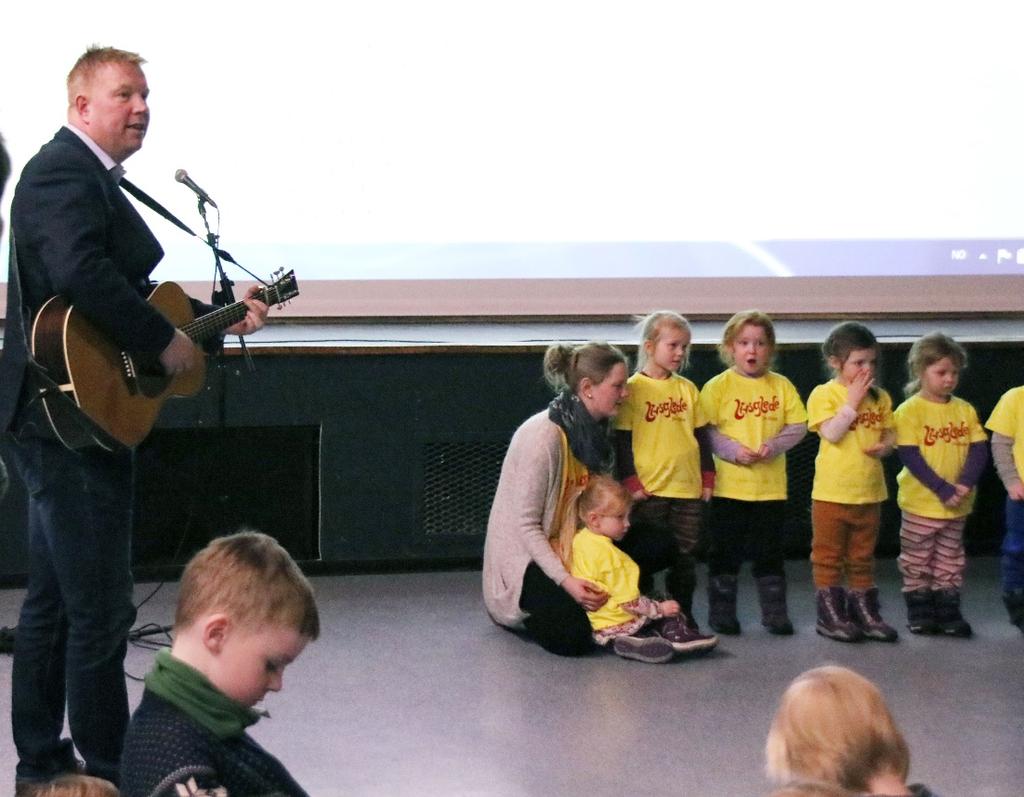 Markerte barnehagedagen med sang og spørsmål Ordfører Amund Hellesø hadde med seg gitaren og sang sammen med barnehagebarna, i tillegg til at han svarte på spørsmål fra dem.