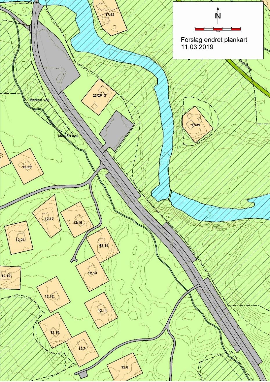 Plantegning av nytt forslag for området med utvidelse av parkeringslommene langs vegen Ifølge beregningen er det ca 100 parkeringsplasser opparbeidet i dag, i gjeldende plan ca 180 plasser og i nytt