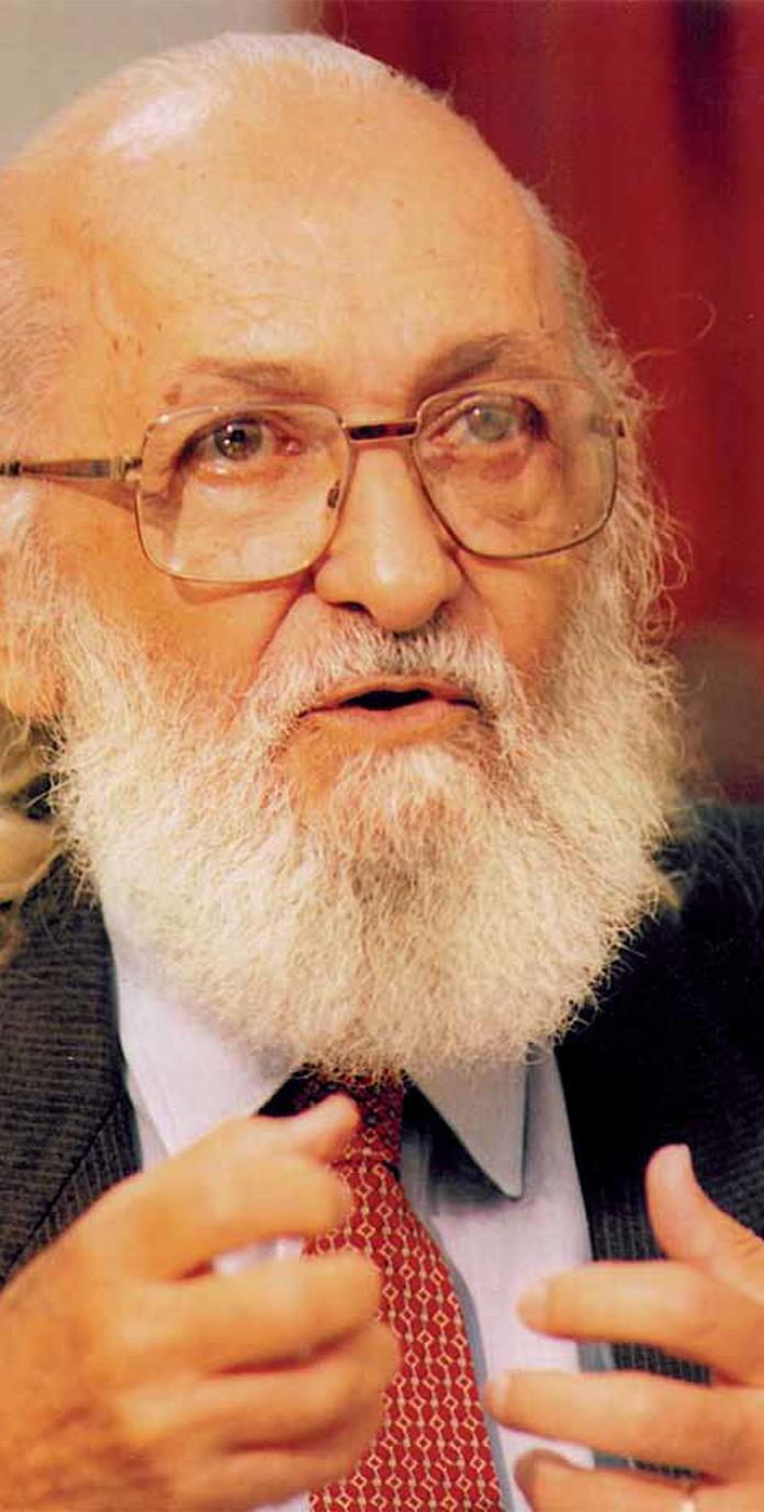 Paulo Freire (1921-1997) Dialog er mer enn det å snakke, lytte, knytte forbindelser og finne felles mening Dialog er samfunnsutvikling