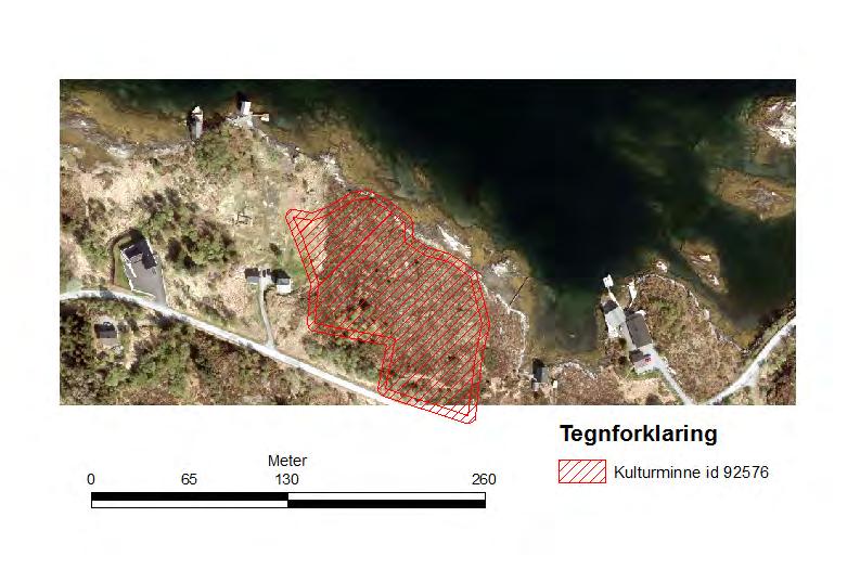 Figur 3:Ortofoto av undersøkelsesområdet med lokalitetsavgrensningen fra Askeladden (illustrasjon Carrasco). 2.