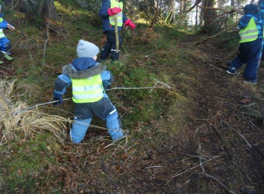 Og andre, spesielt førskolegruppen har vært svært delaktig i bygging.