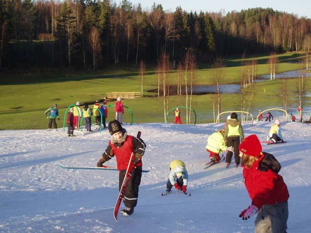 Tilpasning til klimaendringene 13 Foto: Karin Gjerset Bilde: Klimaendringene gir mildere vintre, men Skiforeningen lager snø til skileik på en grønn Greverud golfbane, i samarbeid med Oppegård, Ås og