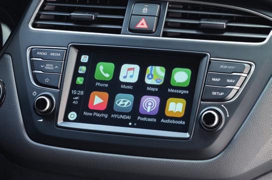 Berøringsskjermen på 7 tommer er lett tilgjengelig og støtter Apple CarPlay