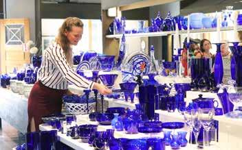 Den Blå Butikk Nordens største utvalg av koboltblått glass finner du i Den Blå Butikk på Blaafarveværket.