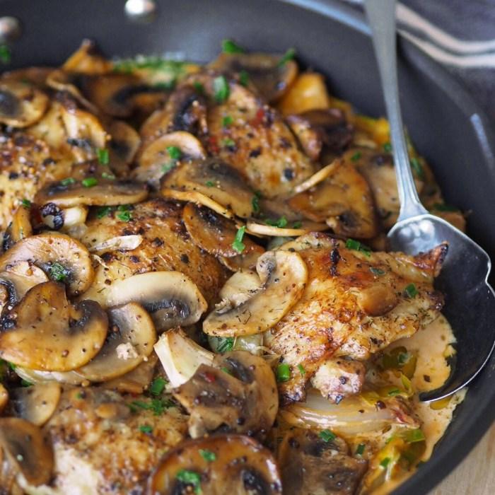 Luksus kyllingpanne med champignon med eller uten fløte Saftige kyllinglår med masse stekt champignon i en deilig saus med purre, tomatpuré, sjalottløk og fløte om du ønsker.