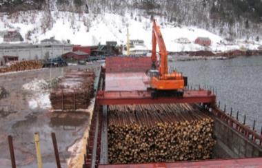 23 Saudasjøen er eitt av desse 4 prosjekta. Utan ein god tømmerkai i Sauda vil skogbruket bli påført store ekstrakostnader fordi transportavstanden til næraste kai er om lag 45 km».