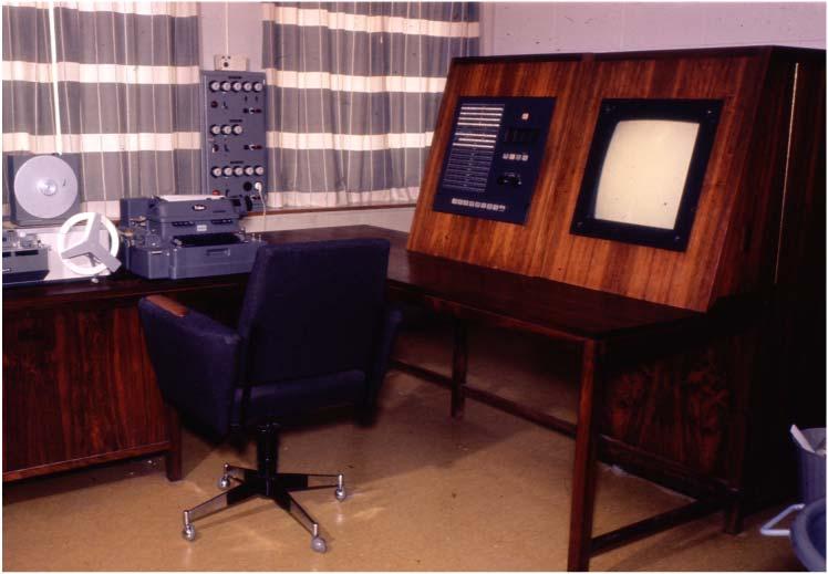 SAM maskinen. Fra venstre: Hullbåndleser, Flexowriter (spesiell elektrisk skrivemaskin) som også kunne punche og lese hullbånd, kontrollpanel og dataskjerm.