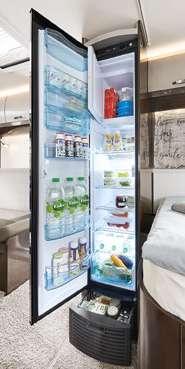 Kjøleskapets plassering er i en MODERNE KJØKKEN Lag mat som hjemme: en arbeidshøyde på 91 cm, moderne
