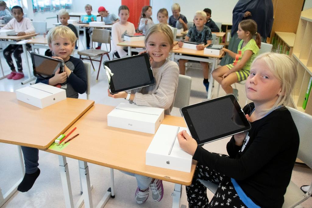 Nå har alle fått læringsbrett Eskil, Eva og Sara og resten av tredjeklassingene ved Rørvik skole fikk utlevert sine læringsbrett på mandag denne uka.