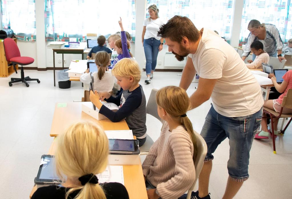 De ansatte i IT-avdelingen i Vikna kommune har brukt mye tid i det siste for å klargjøre ipad-ene som skal brukes som læringsbrett på Rørvik skole.