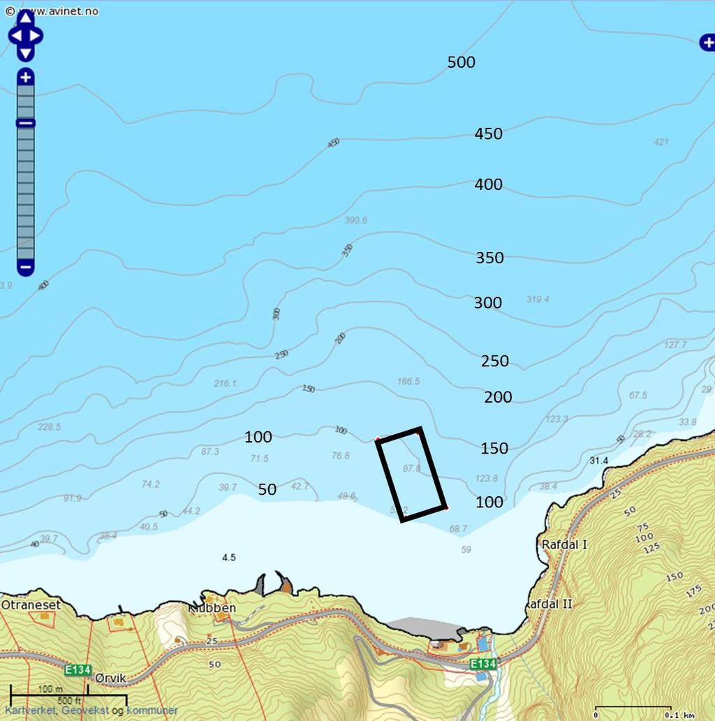 Frå lokaliteten og vidare nord-nordaustover skrår botn moderat til bratt vidare nedover til eit stort djupområde på over 500 m djup, ca. 0,5 km nord til nordaust for anlegget (figur 4).