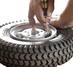 Skru ut de fem skruene. Ta hjulet av. Når hjulet settes på igjen, må du huske å montere fjærskivene mellom hjulfelgen og skruene igjen. Trekk skruene godt til.