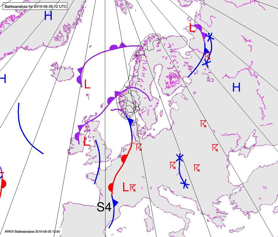 Beskrivelse av værsituasjonen Onsdag 5. juni kl 14: Varme luftmasser over østlige deler av Sentral-Europa med utbredt tordenaktivitet.