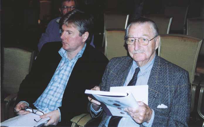 Medaljer, merker, polletter MEDALJER FRA BERNHARD F. BREKKES SAMLING Bernhard F. Brekke, 90 år gammel, og hans sønn på Oslo Mynthandels auksjon nr. 54 i Rococosalen, Grand Hotel i 2004. Bernhard F. Brekke ble en samlerlegende mens han levde.