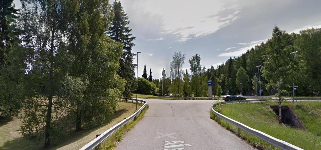 Figur 7: Dagens situasjon sett fra Lienga inn mot krysset (bilde fra Google Maps juni 2017) Det samme kan også være aktuelt fra Mellomåsveien mot Trollåsveien, men dette er trolig ikke like påkrevd.