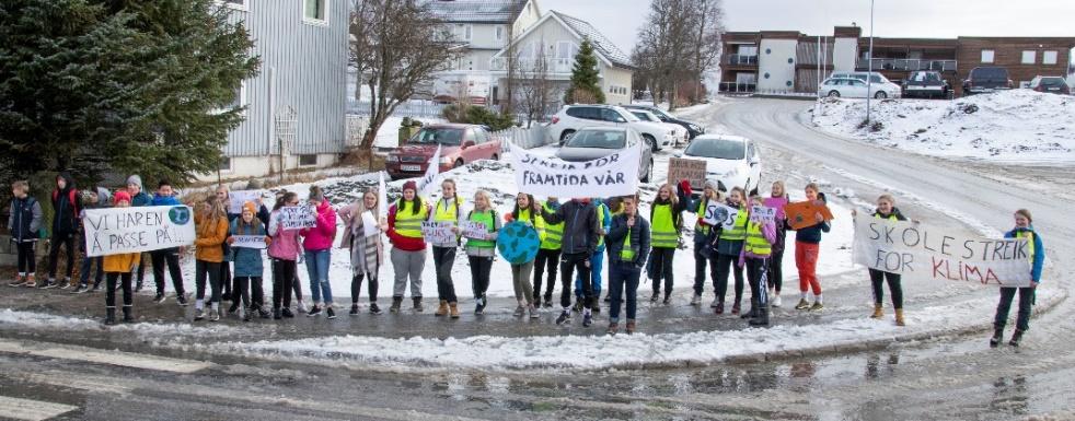 Nærøyordfører Steinar Aspli måtte blant annet svare på hvilken miljøpolitikk Nærøysund kommune skal ha. Både i Rørvik og på Kolvereid var det samlinger med ungdom som streiket for miljøet.