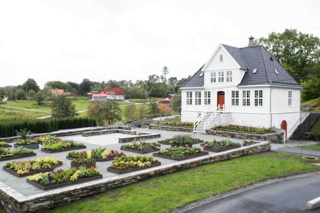 Enkefru Hortensia Flaathenstiernes haveselskap Lønningen lystgård, Botanisk hage på Minde Introduksjon Enkefru Hortensia Flaathenstierne skal holde sin årlige forsommerfest på Lønningen lystgård, og