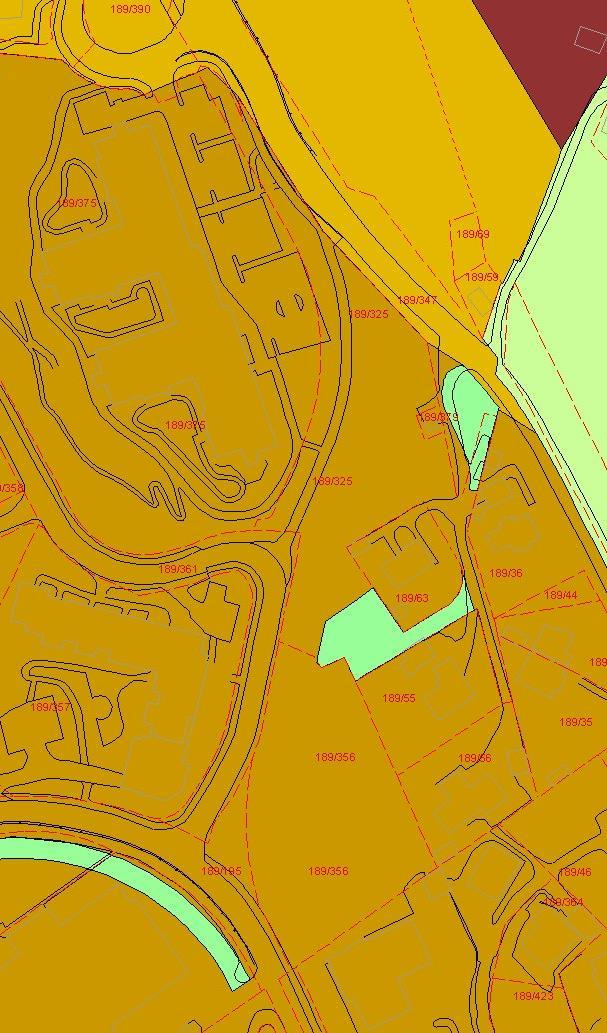 Bestemmelser og retningslinjer til kommuneplanens arealdel krever i 13 Støy at det for boliger i gul støysone for vegtrafikk skal dokumenteres at uteoppholdsareal har støynivå Lden mindre eller lik