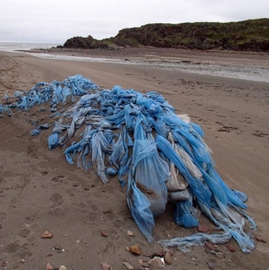 5. KUNNSKAPSGRUNNLAG FOR Å IDENTIFISERE FOREBYGGENDE TILTAK Bilde 10: Store vaser av sheeting/pakkeplast og pakkebånd er plastforsøpling som dypdykkanalyser, gjennom workshops med fiskere, har