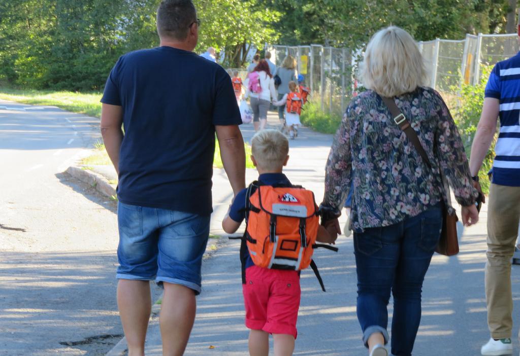 La barna få oppleve skoleveien La barna få oppleve skoleveien Huskeregler for barna Bruk øynene Den årlige Aksjon Skolestart handler først og fremst om å gi våre barn en trygg og sikker skolevei.