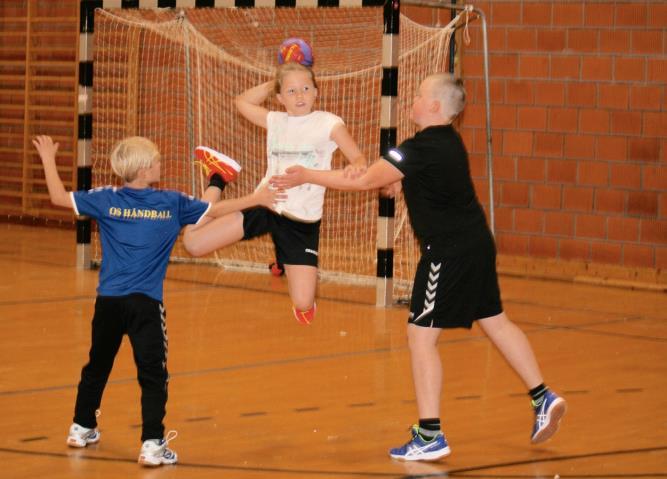 Spilleren sportslige må vi også ta hensyn til det sosiale og praktiske aspekt. I Os Håndball ønsker vi at spillerne skal oppleve mestring, både på trening og kamp.