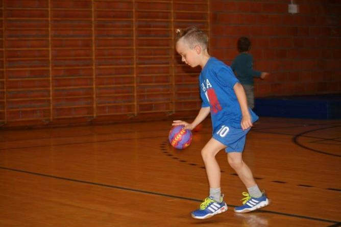 Barnehåndball 6-8 år Håndball er gøy Os Håndball ønsker jenter og gutter velkommen til klubben fra de er 6 år. Aktiviteter på dette alderstrinnet skal være lystbetont og trygt.