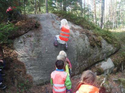 Vi vektlegger arbeidsmetoder som refleksjon, undring, nysgjerrighet, eksperimentering og utforskning gjennom lek og aktiviteter i grupper.