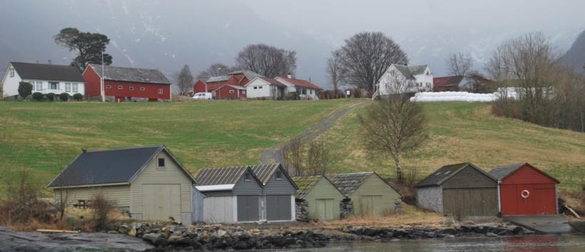 Der innmark (fulldyrka jord, overflatedyrka jord og innmarksbeite) går heilt ned i sjøkanten er det ikkje fri ferdsel i 100-metersbeltet.