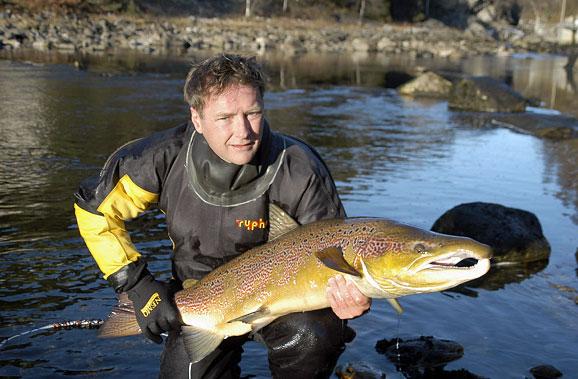 Tore Wiers med 13 kilos hannlaks fra stamfiske i Ekso. Foto: Sveinung Klyve 3 Fisk Den offisielle fangststatistikken for laks og sjøaure viser relativt store variasjoner (figur 4).