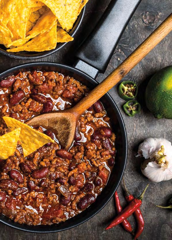 SOSEKJØTT CHILI CON CARNE Chili con carne 4 porsjoner 400 g kjøttdeig 3 fedd hvitløk 1 stk rød chili 2 ss olje 400 g hermetiske tomater 400 g kidneybønner 400 g store hvite bønner 2 stk løk 2 stk